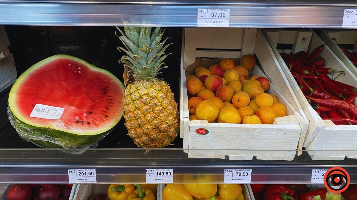 Скільки вартують сезонні фрукти на коломийському базарі 9