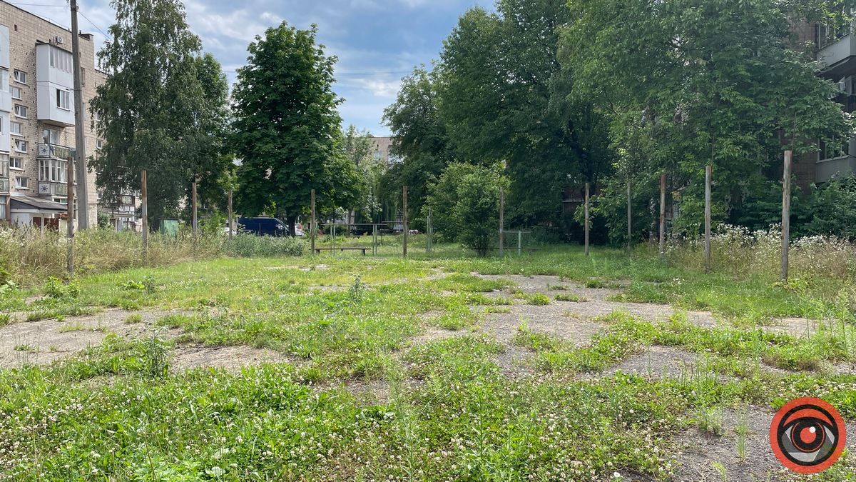 У середмісті Коломиї запланували зробити новий спортмайданчик на місці старого 1