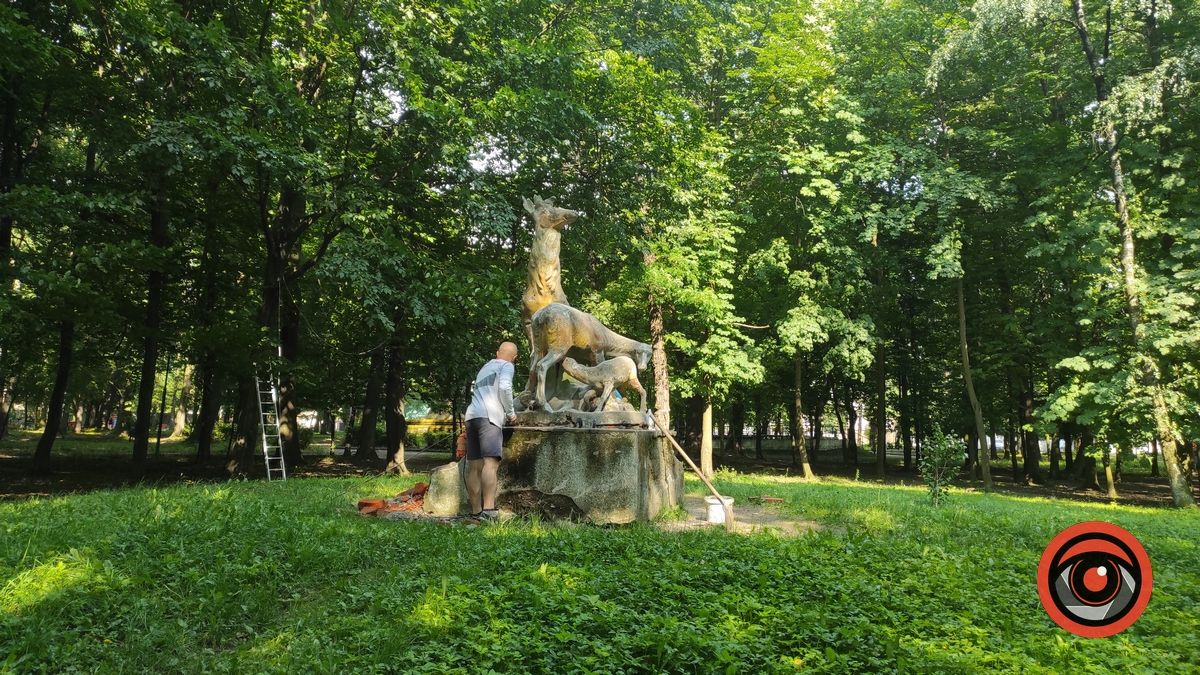 У парку Трильовського почали реставрацію скульптури оленів 1