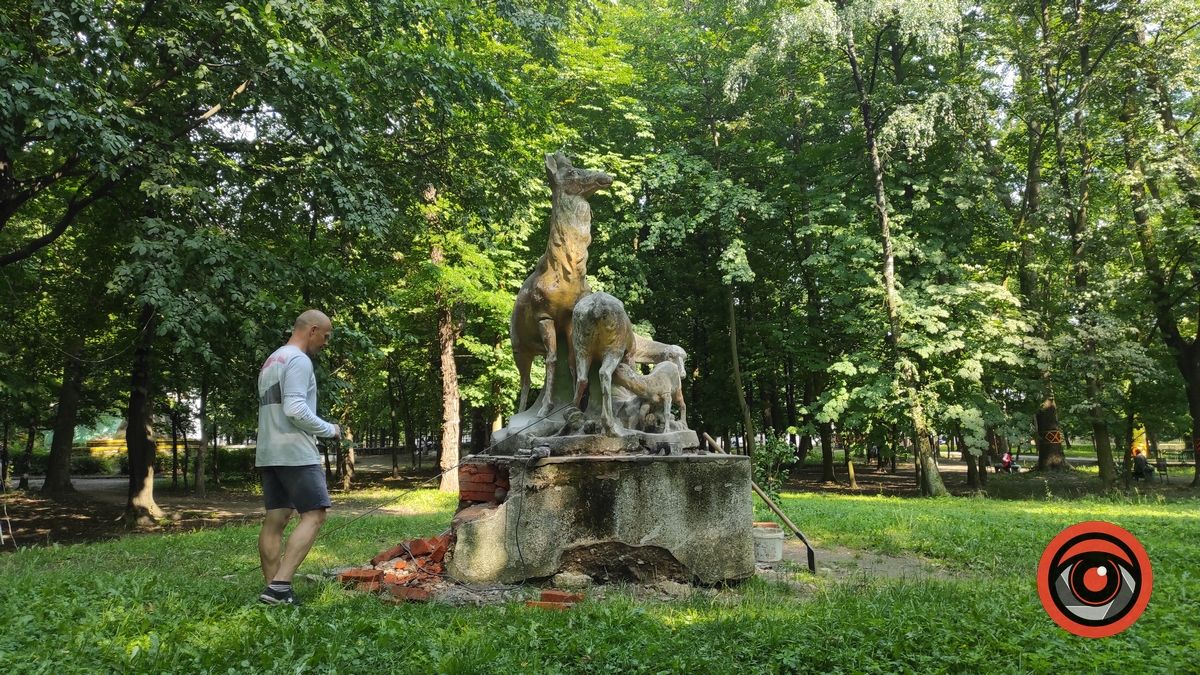 У парку Трильовського почали реставрацію скульптури оленів