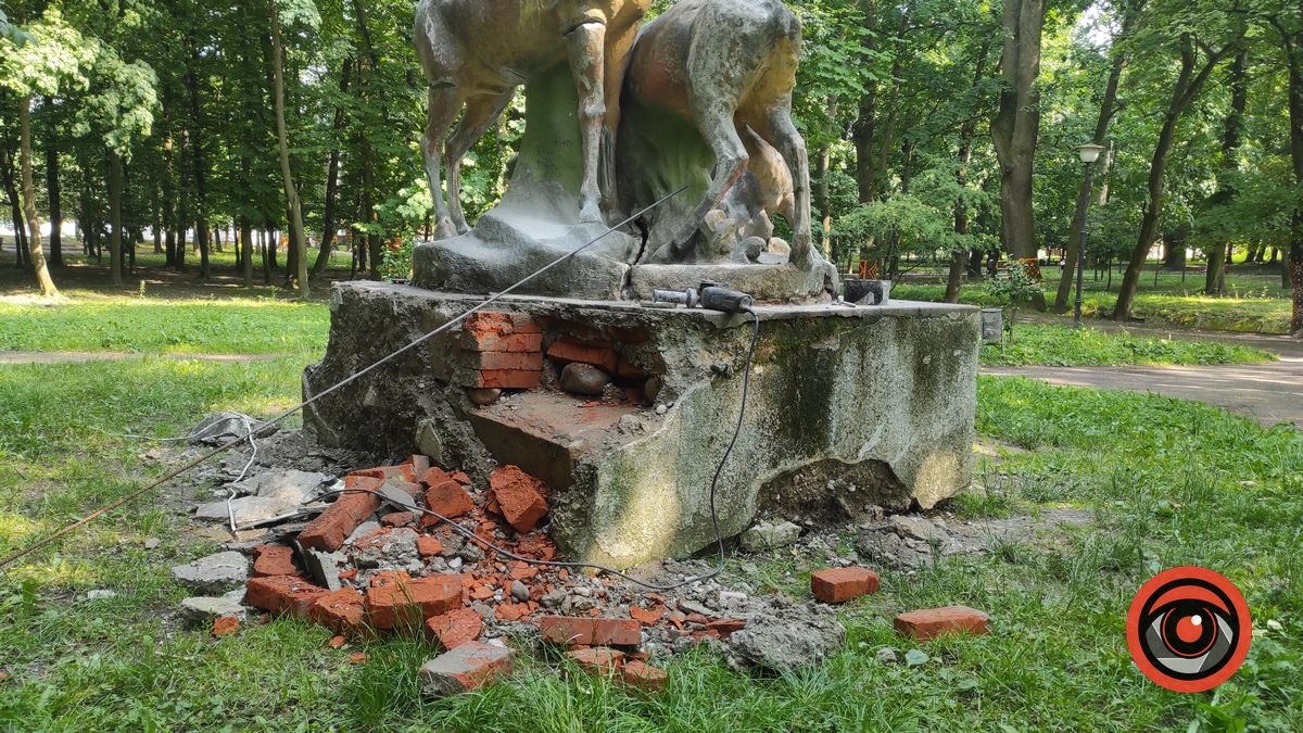 У парку Трильовського почали реставрацію скульптури оленів 2
