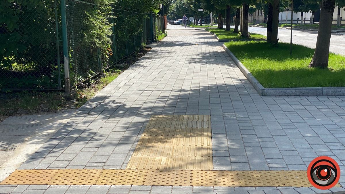 Нові тротуари на вул. Франка облаштували для людей з особливими потребами 1