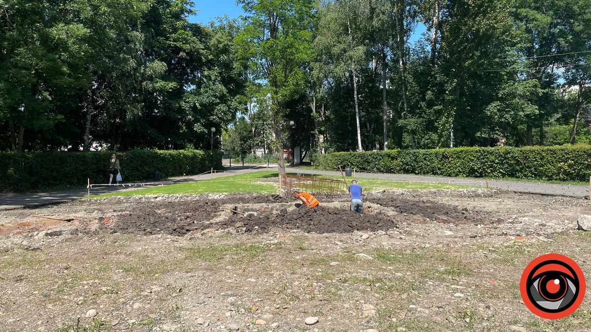 У міському парку Коломиї облаштовують Меморіал вшанування військовослужбовців Повітряних сил ЗСУ 2