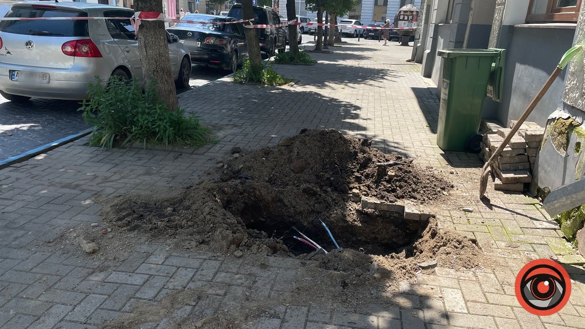 Частина тротуару на вул. Театральній перекрита через ремонт 1