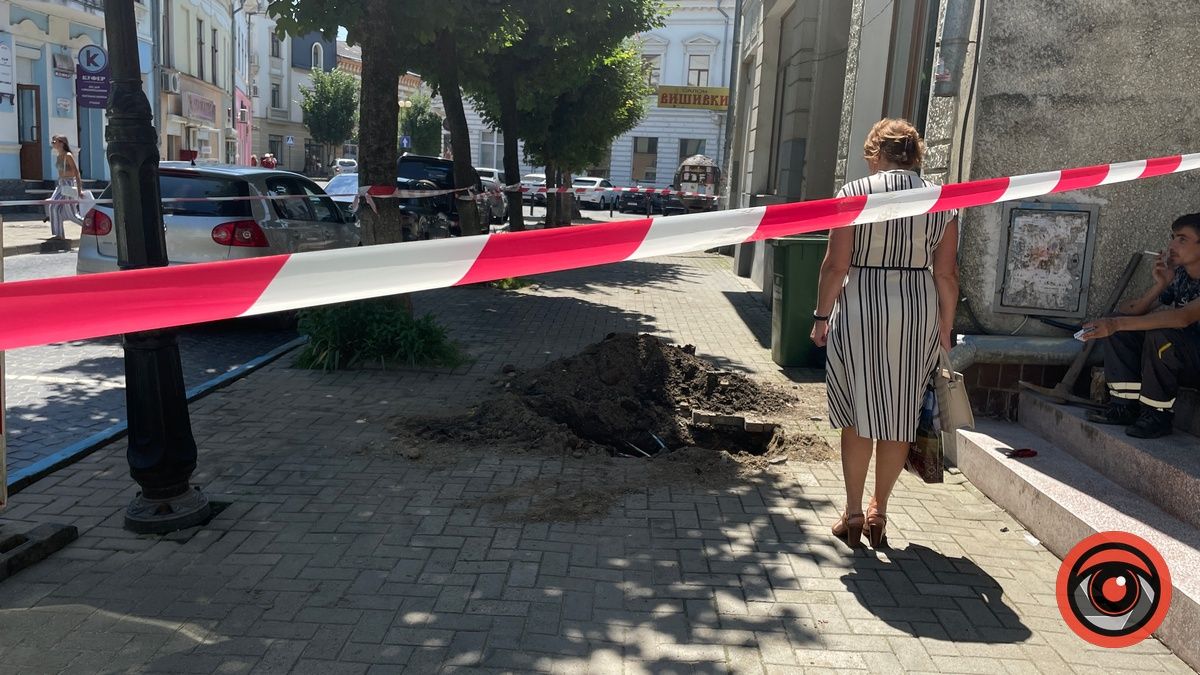 Частина тротуару на вул. Театральній перекрита через ремонт