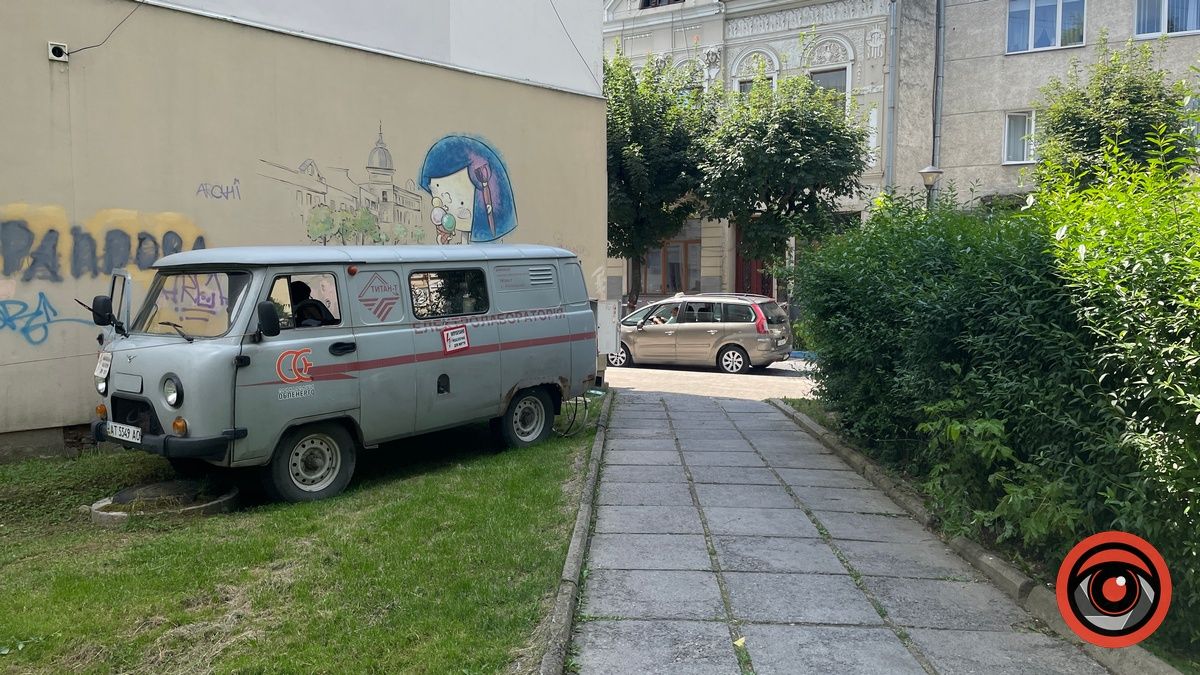 Частина тротуару на вул. Театральній перекрита через ремонт 2