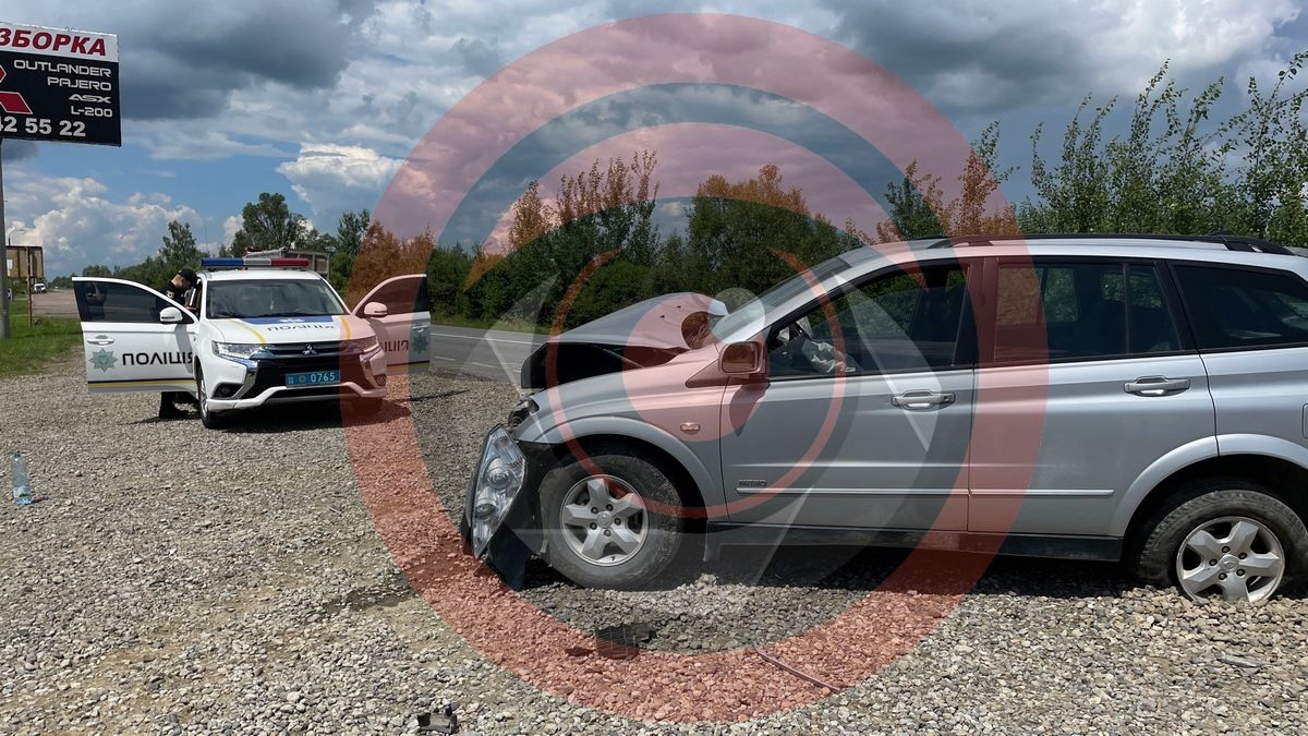 ДТП на об’їзній під Коломиєю: стукнулись "Mercedes" та "SsangYong" 1