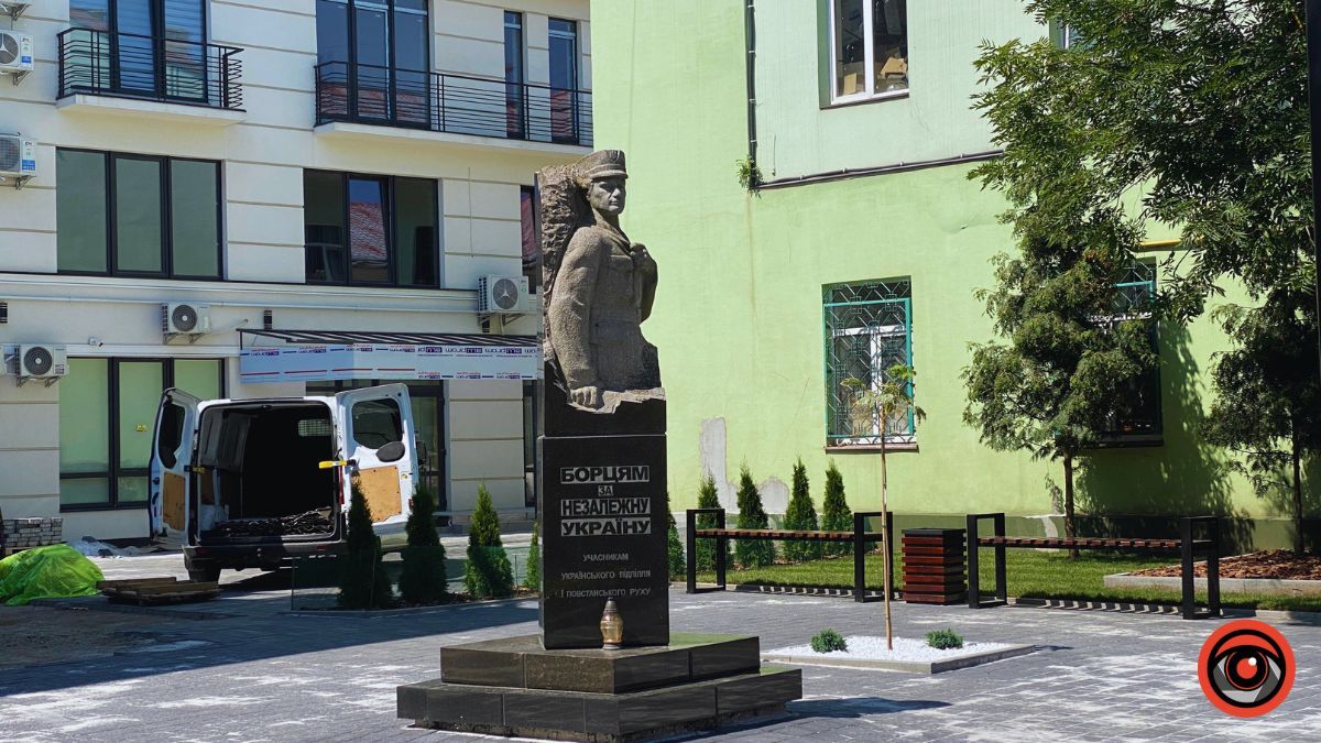У Коломиї завершилась реконструкція перед пам'ятником борцям за незалежність 1