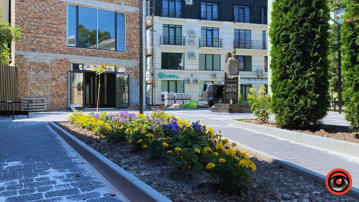 У Коломиї завершилась реконструкція перед пам'ятником борцям за незалежність 4