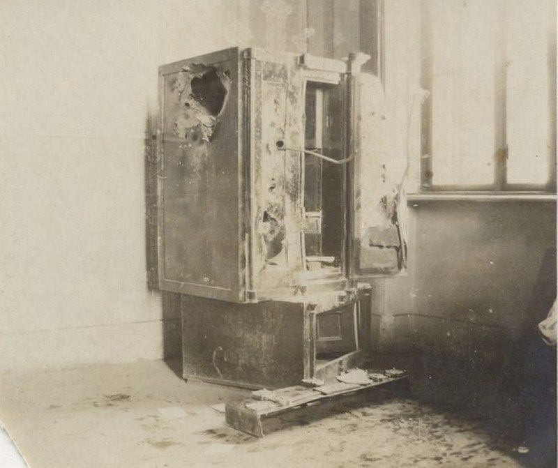 Коломия. 1915 р. Розбитий сейф в банку.