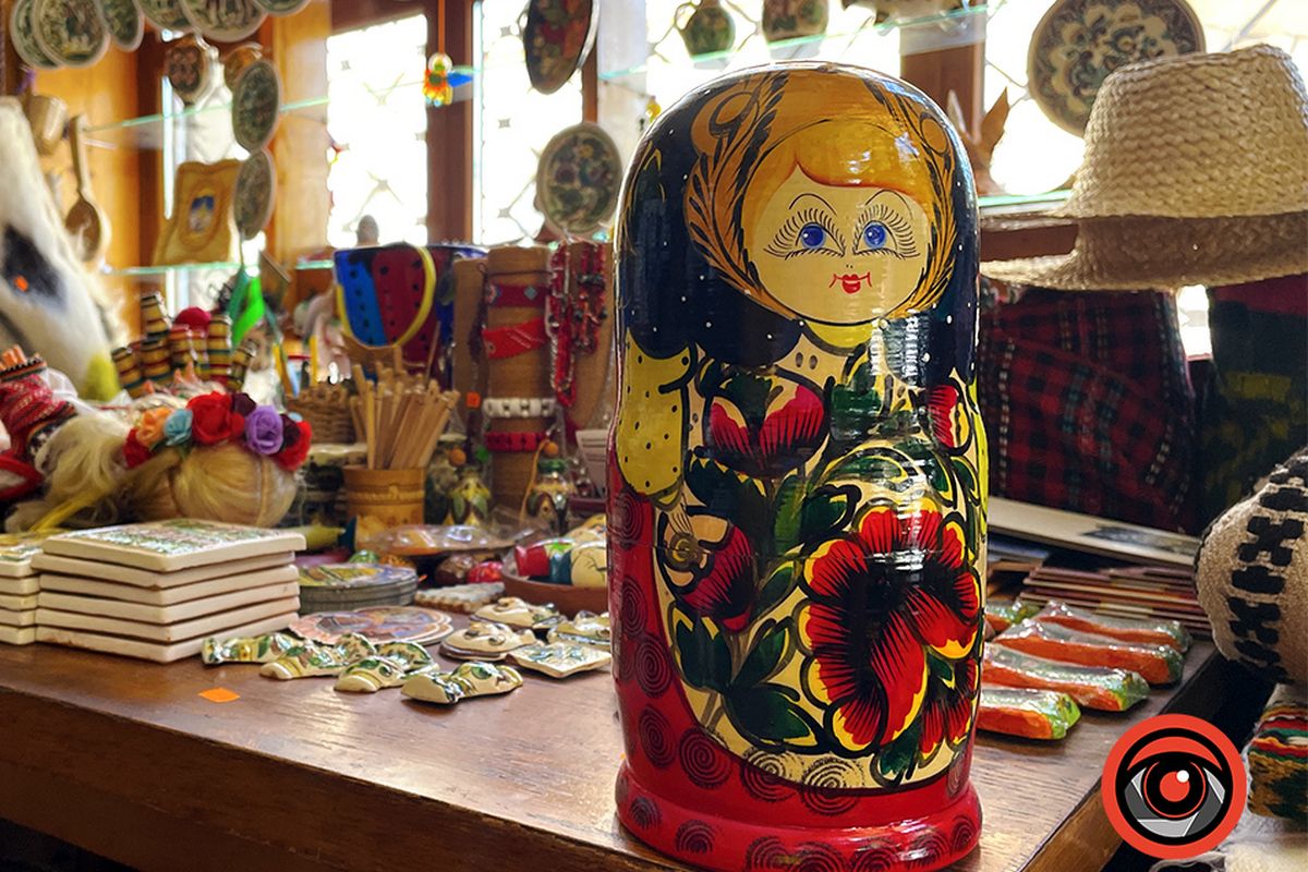 У Коломиї на базарі та в магазині продають матрьошки 3
