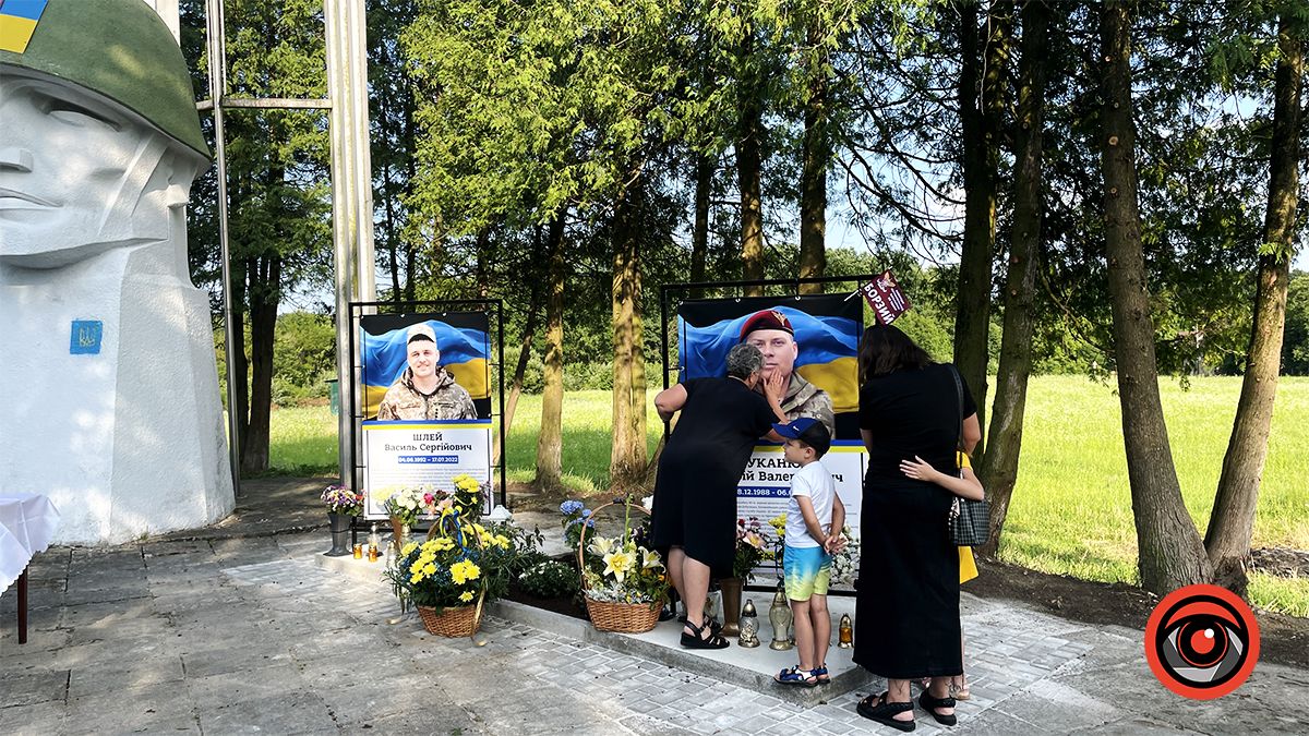 У селі Годи-Добровідка встановили меморіальні стенди загиблим Героям-односельцям 12