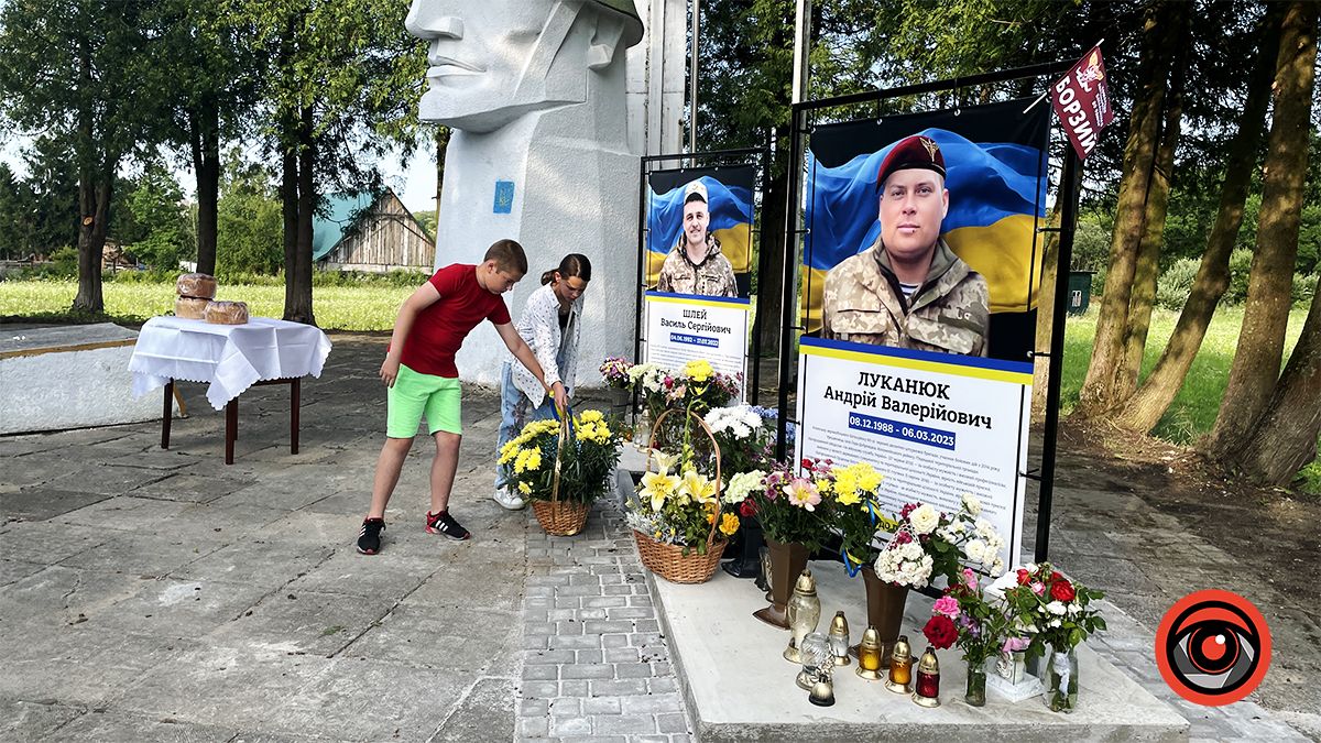 У селі Годи-Добровідка встановили меморіальні стенди загиблим Героям-односельцям 10