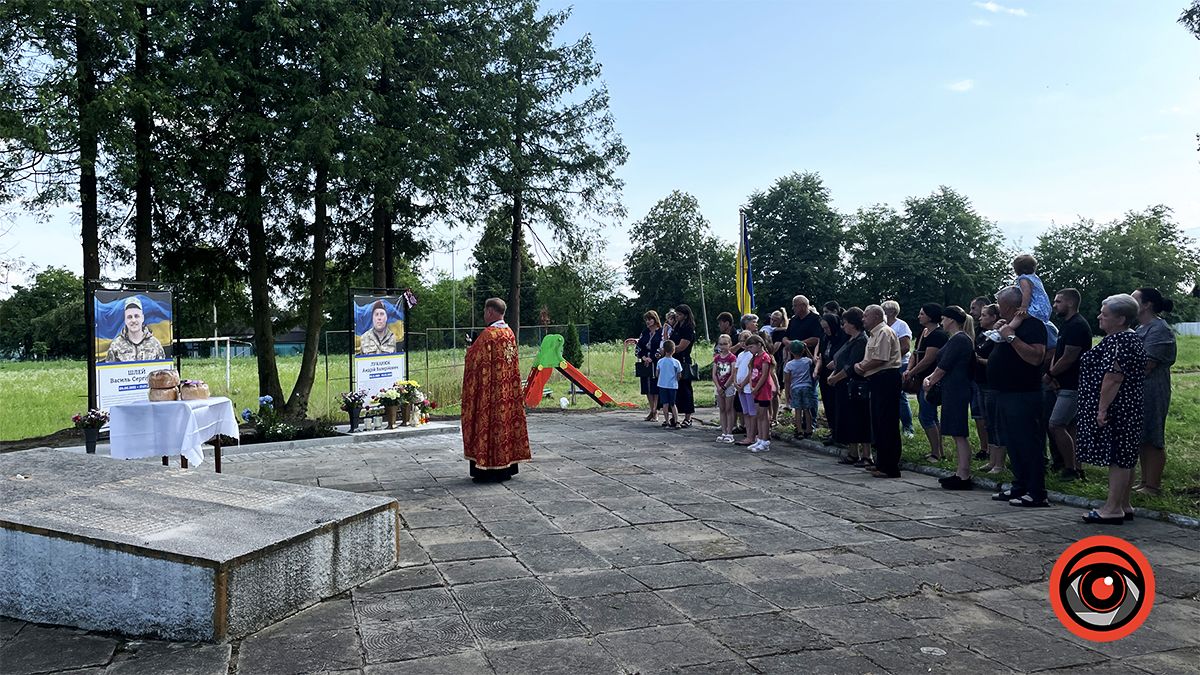 У селі Годи-Добровідка встановили меморіальні стенди загиблим Героям-односельцям 7