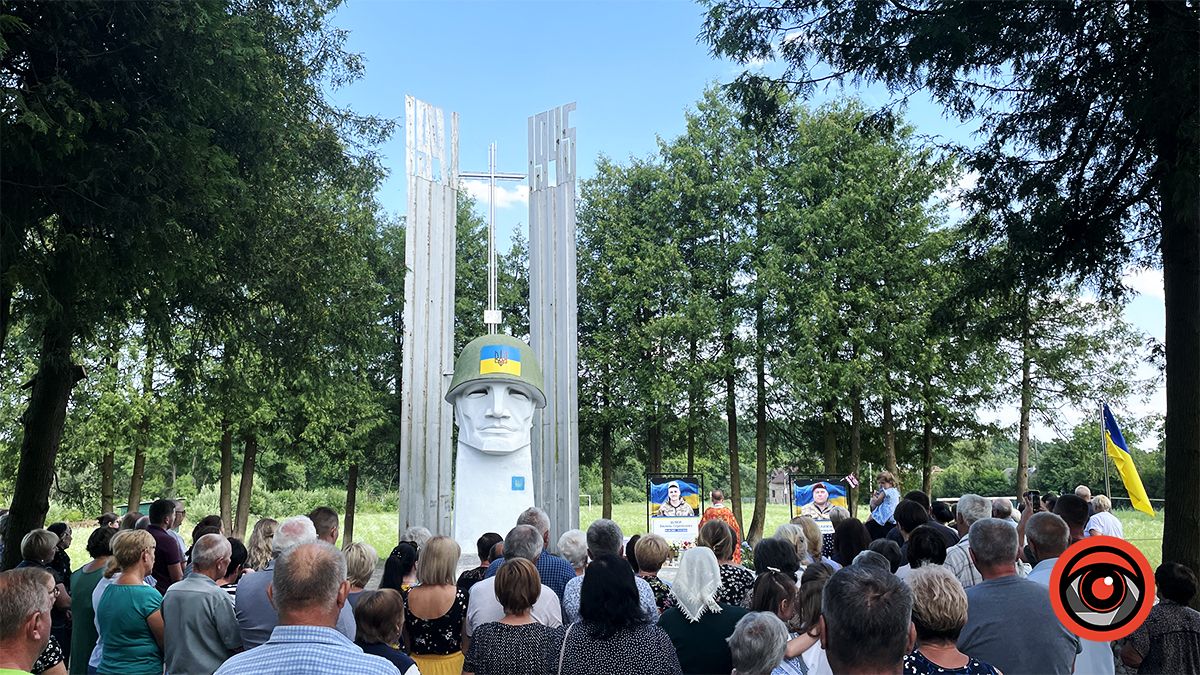 У селі Годи-Добровідка встановили меморіальні стенди загиблим Героям-односельцям 1