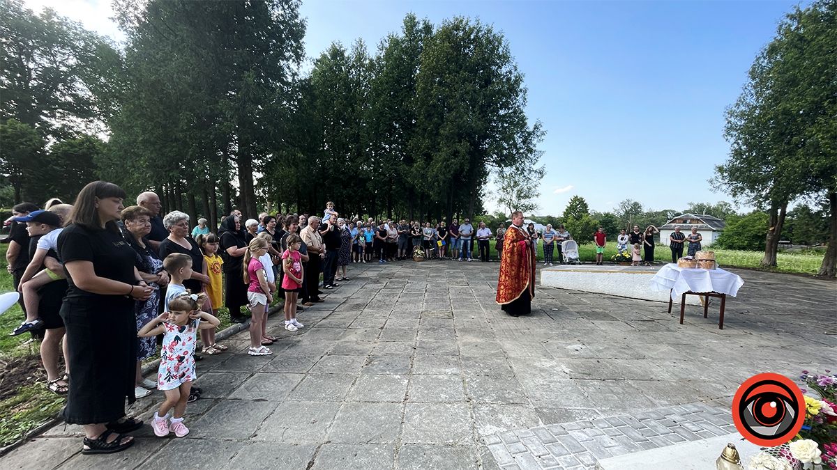 У селі Годи-Добровідка встановили меморіальні стенди загиблим Героям-односельцям 8