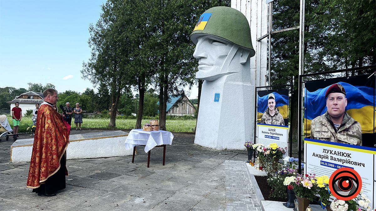 У селі Годи-Добровідка встановили меморіальні стенди загиблим Героям-односельцям