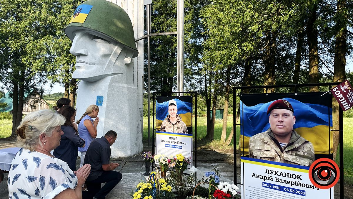 У селі Годи-Добровідка встановили меморіальні стенди загиблим Героям-односельцям 11