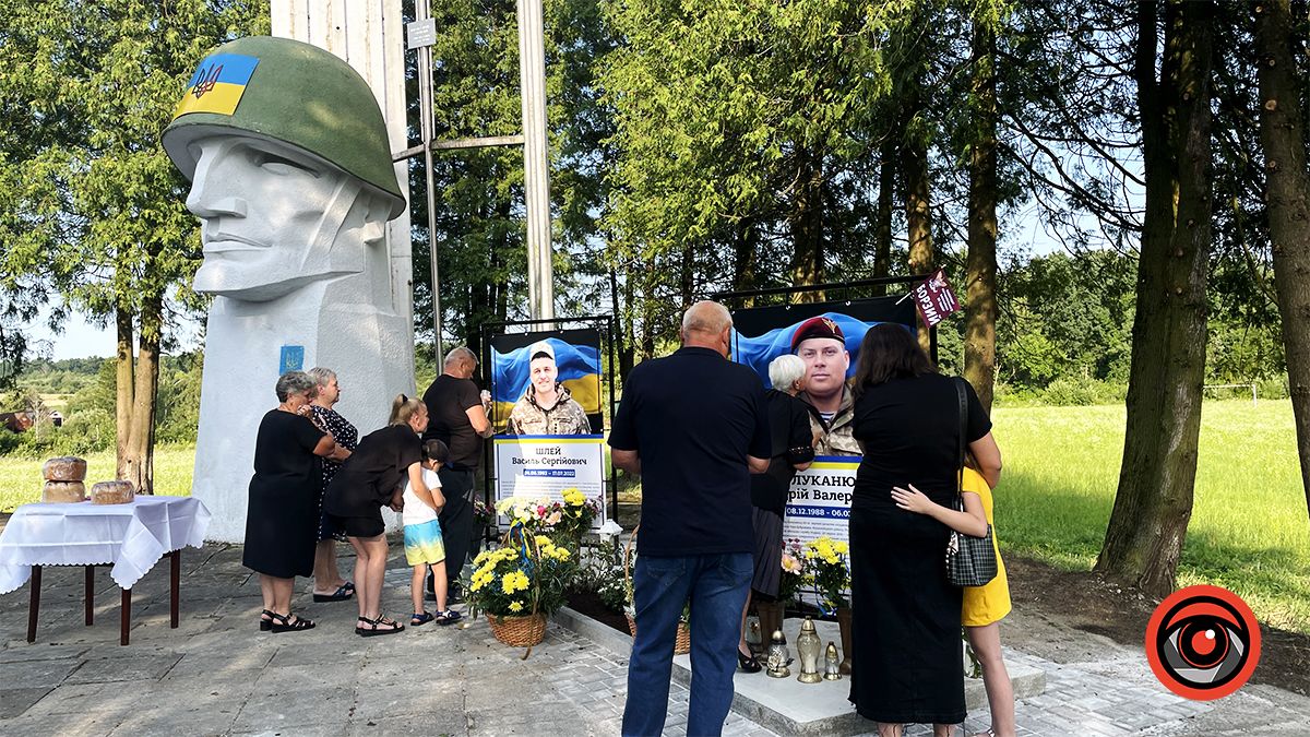 У селі Годи-Добровідка встановили меморіальні стенди загиблим Героям-односельцям 13