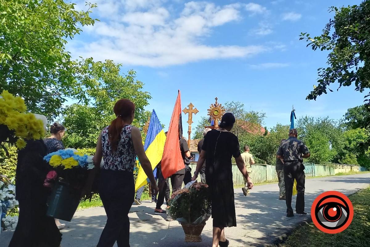 Село Воскресінці попрощалося із загиблим воїном Ростиславом Зяєю 6
