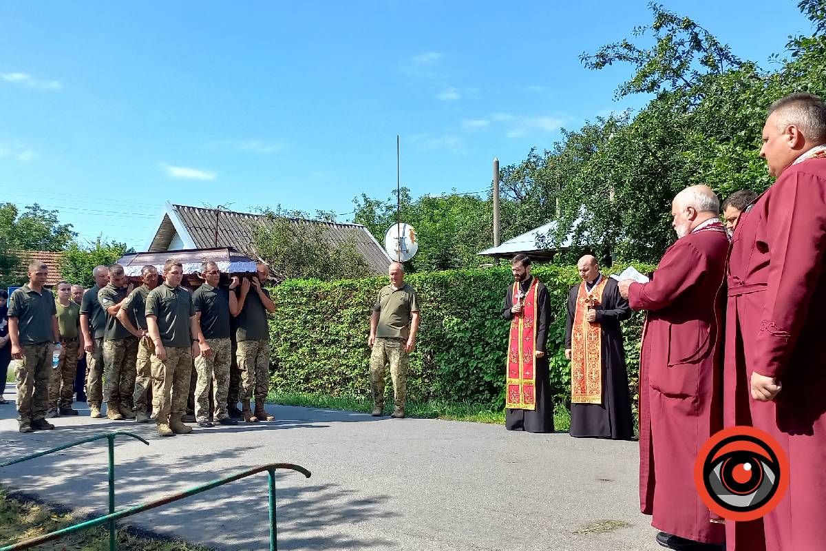 Село Воскресінці попрощалося із загиблим воїном Ростиславом Зяєю 8