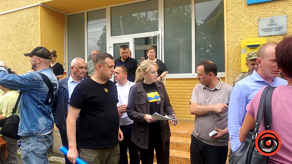 Голова Івано-Франківської ОВА приїхала у Нижній Вербіж: чи проведуть роботи з берегоукріплення та чи виплатять компенсації 8