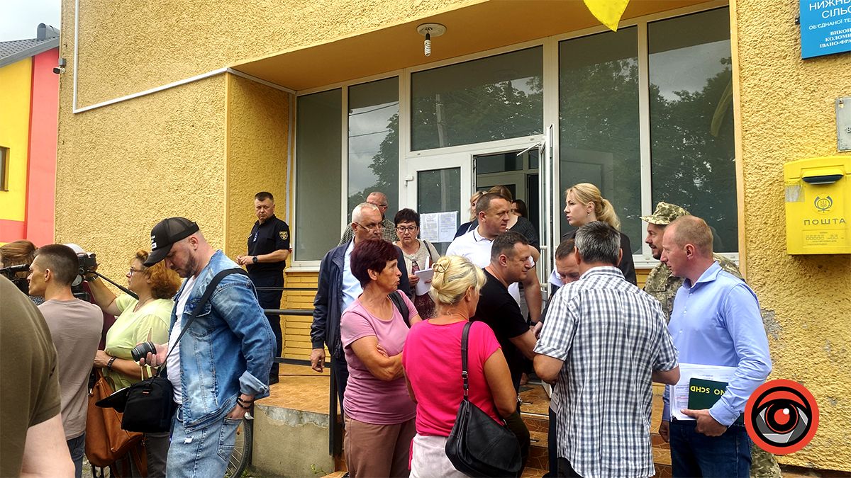 Голова Івано-Франківської ОВА приїхала у Нижній Вербіж: чи проведуть роботи з берегоукріплення та чи виплатять компенсації 9