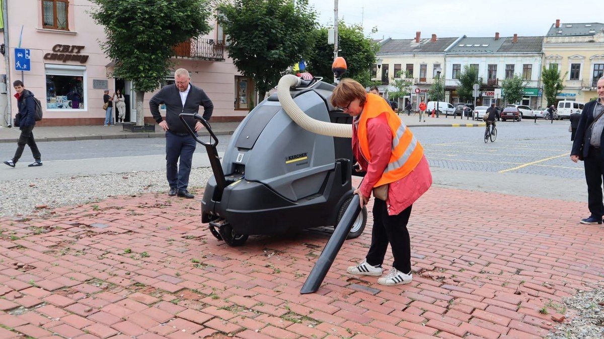 У Коломиї купили підмітально-прибиральну машину за понад 7 млн грн 3