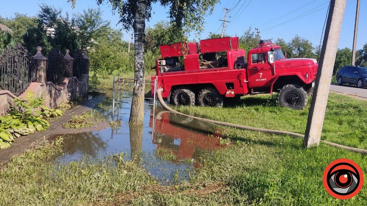 У Нижньому Вербіжі рятувальники продовжують ліквідовувати наслідки негоди