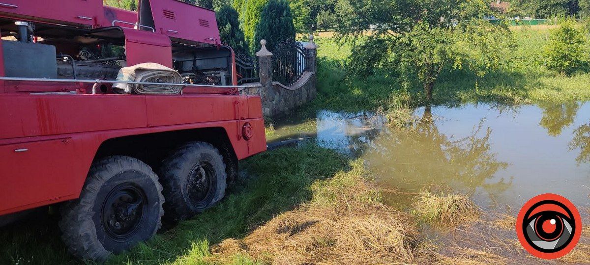 У Нижньому Вербіжі рятувальники продовжують ліквідовувати наслідки негоди 2