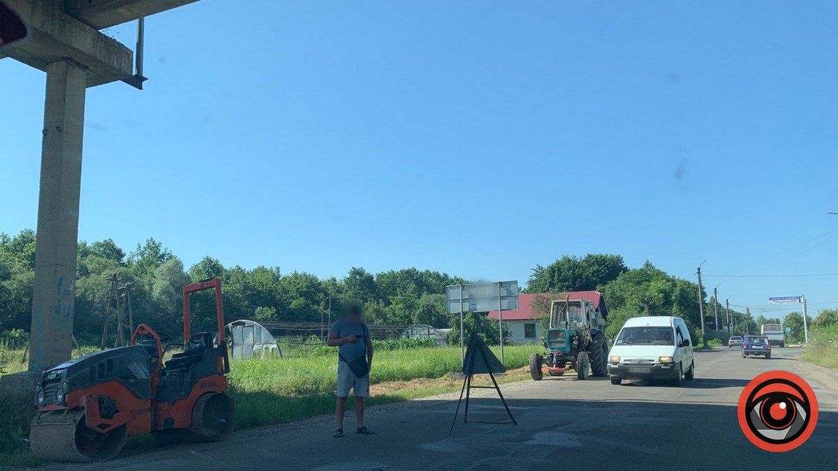 Під естакадою в Коломиї проводять дорожні роботи: рух ускладнено