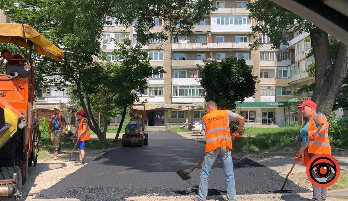 Комунальники ремонтують заїзд до багатоповерхівки на Січових Стрільців, 39 1