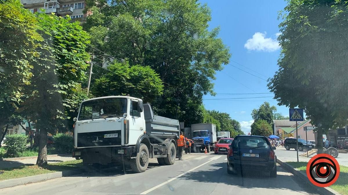 Комунальники ремонтують заїзд до багатоповерхівки на Січових Стрільців, 39 2