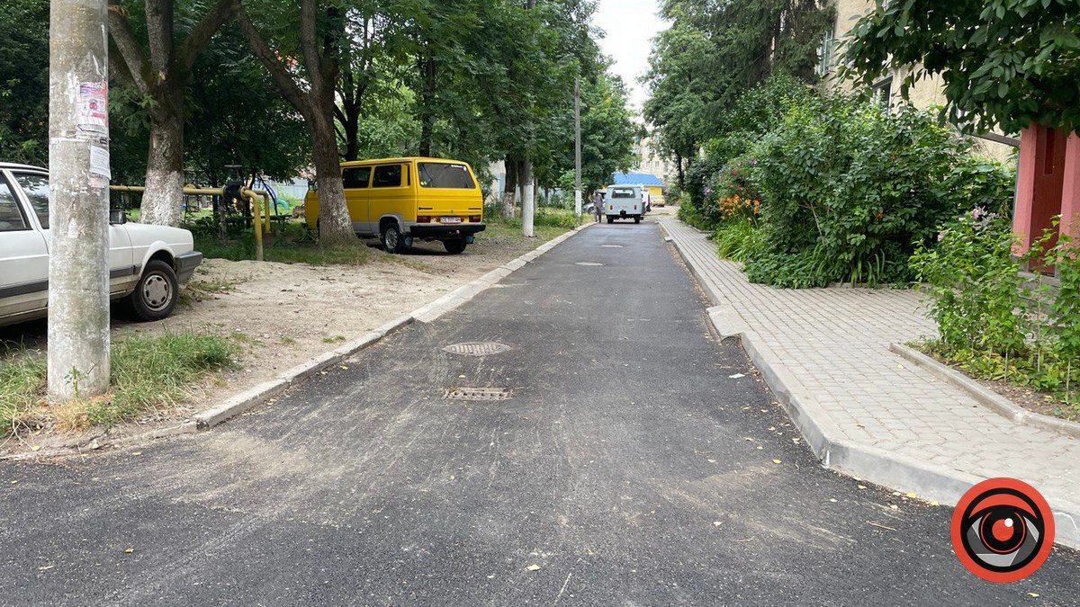 По вул. Січових Стрільців заасфальтували майже всі проїзди до будинків 4