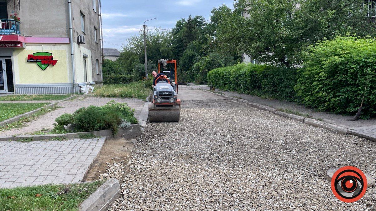 По вул. Січових Стрільців заасфальтували майже всі проїзди до будинків 1