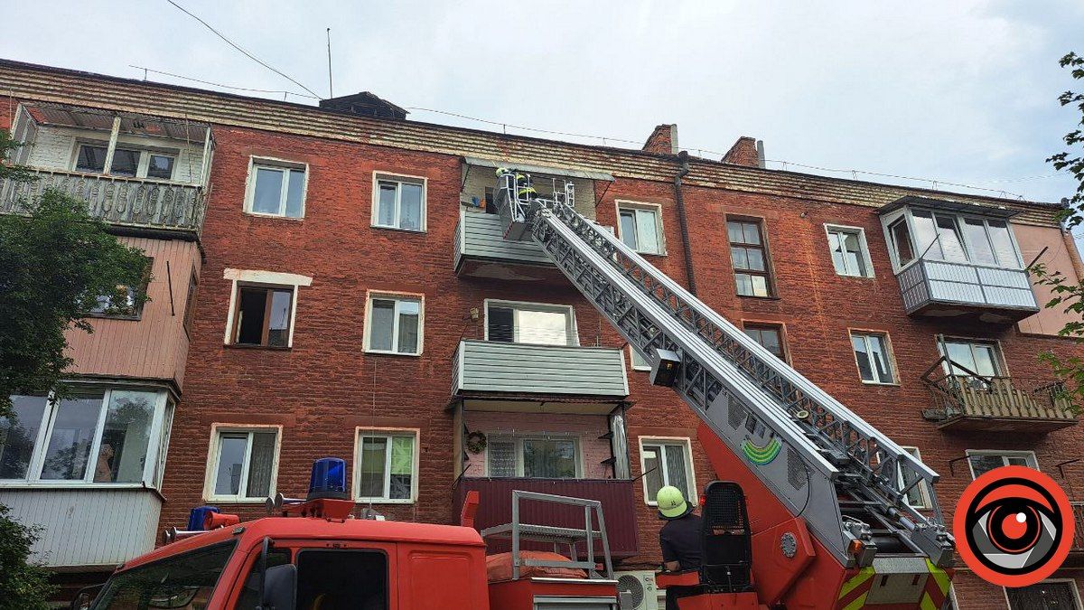 Рятувальники та поліція допомагали жінці, яка не могла вийти з квартири 1