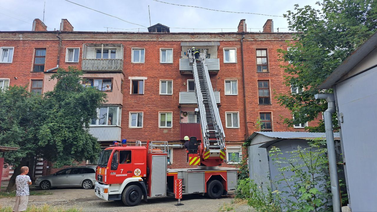 Рятувальники та поліція допомагали жінці, яка не могла вийти з квартири