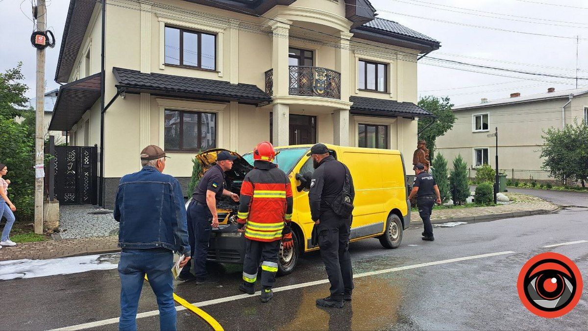 У Коломиї на вул. Довбуша загорівся мікроавтобус: рух вулицею обмежено 2