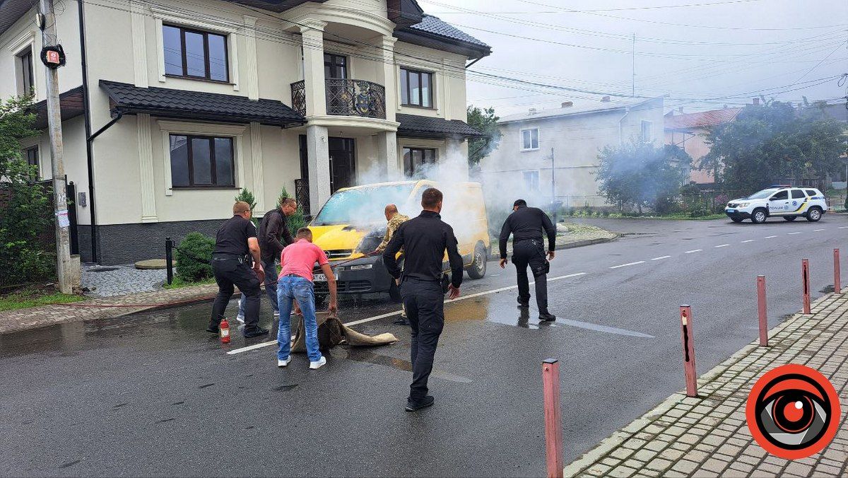 У Коломиї на вул. Довбуша загорівся мікроавтобус: рух вулицею обмежено 3