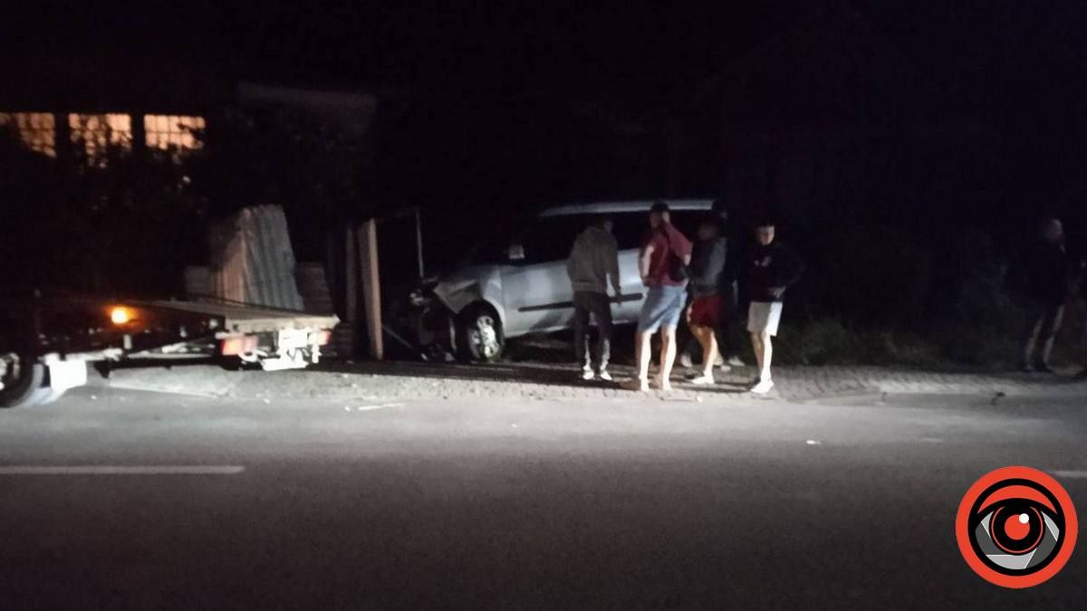 У Коломиї авто заїхало в паркан приватної оселі