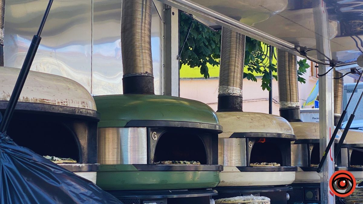 У центрі Коломиї роздавали піцу 9