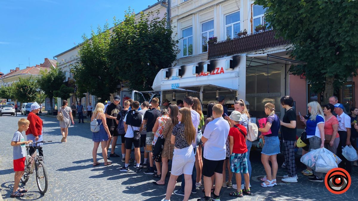 У центрі Коломиї роздавали піцу 10