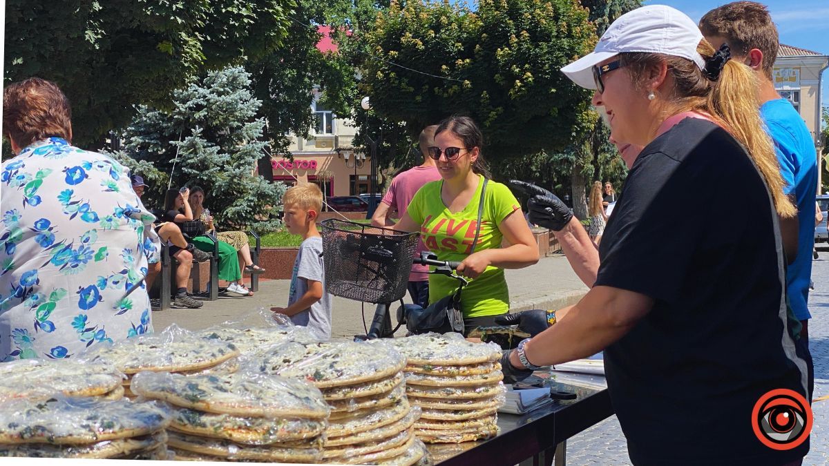 У центрі Коломиї роздавали піцу 3