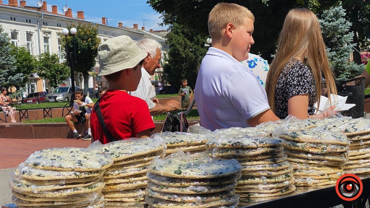 У центрі Коломиї роздавали піцу 4