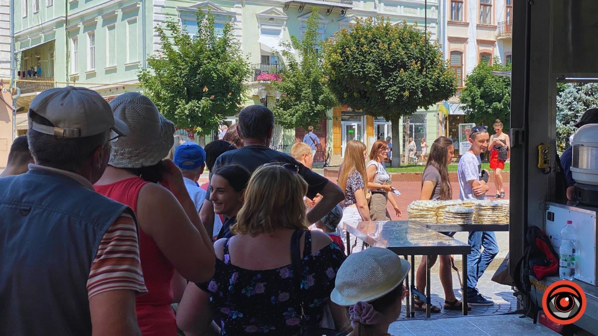 У центрі Коломиї роздавали піцу 6