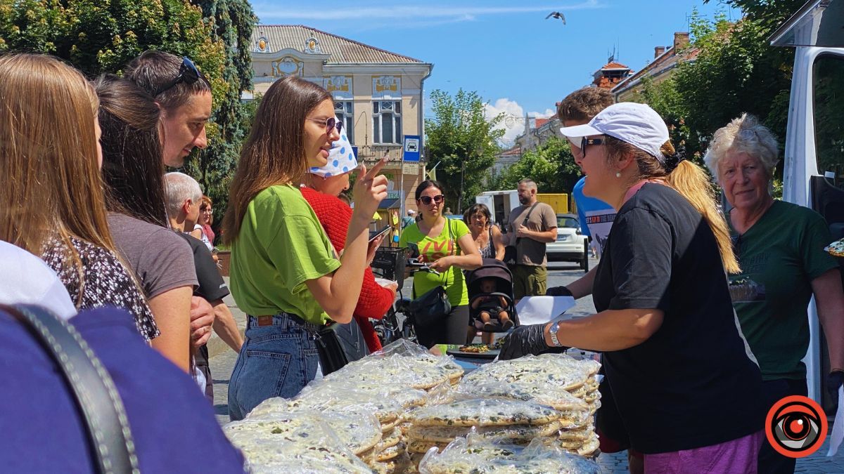 У центрі Коломиї роздавали піцу 7
