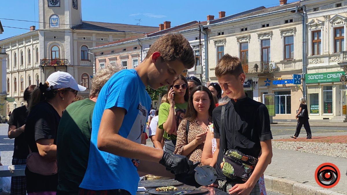 У центрі Коломиї роздавали піцу 8
