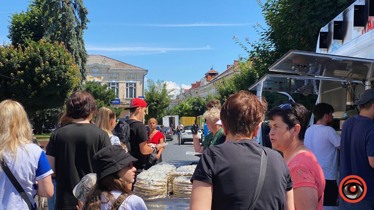 У центрі Коломиї роздавали піцу 1