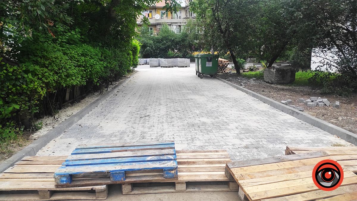 Двори вул. Привокзальної виклали плиткою 1