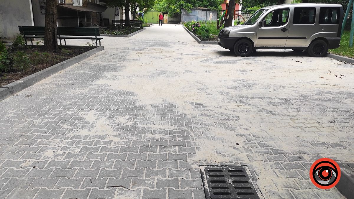 Двори вул. Привокзальної виклали плиткою 2